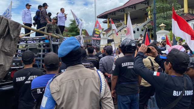 Ratusan Buruh Unras di Depan Pendapa Jember, Tuntut Gaji UMK 6 Tahun