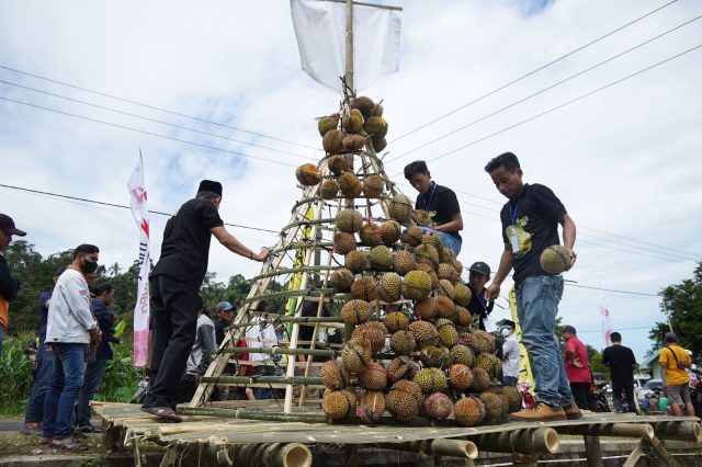 Dahar Durian Medowo Kediri Pikat Wisatawan