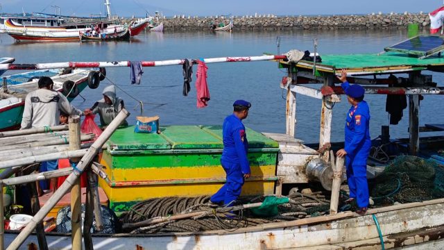 Perahu Nelayan Menggunakan Cantrang Ditangkap Polairud Situbondo
