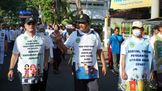 Gus Ipul dan Pelajar SD Keliling Kota Pasuruan Kampanyekan Hidup Bersih dan Tertib