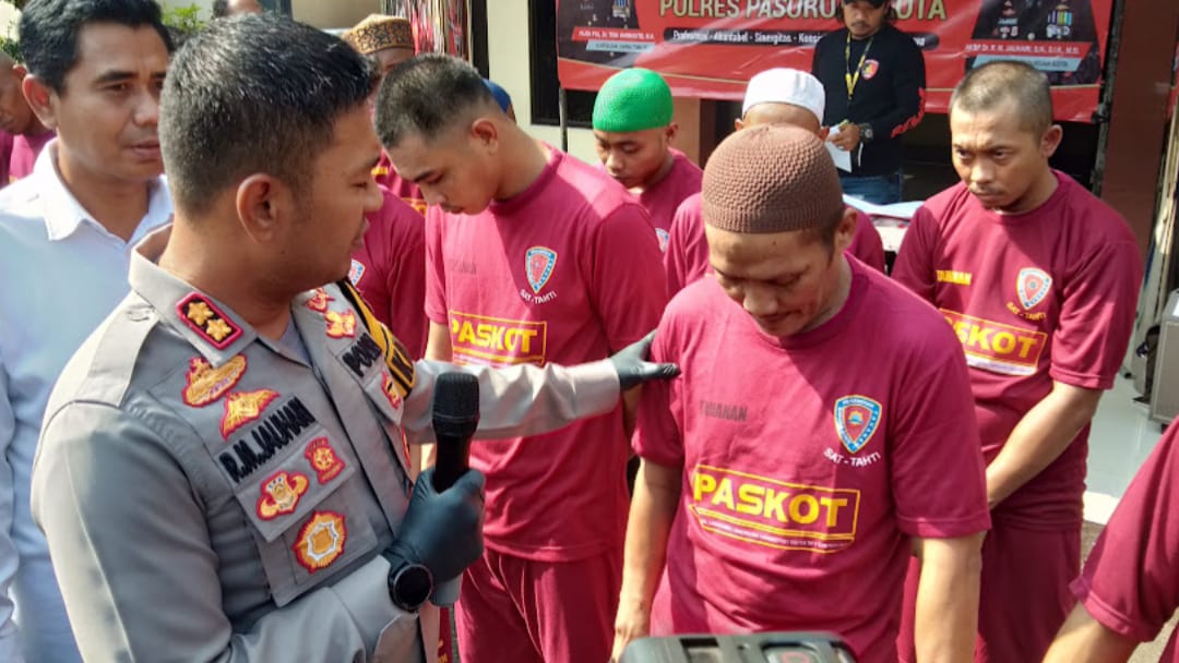 Nyaru TNI, Pria Asal Sidoarjo Gondol Motor Diringkus Polisi Pasuruan