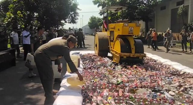 Jelang Ramadhan, Satpol PP Kediri Musnahkan Ribuan Botol Miras