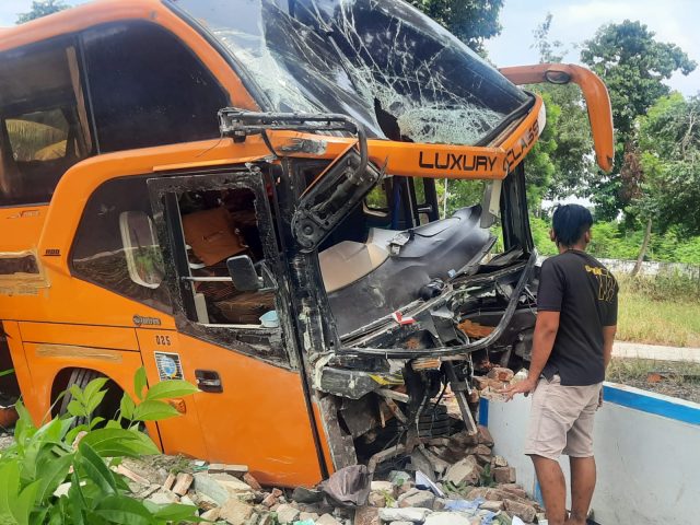 Sopir Mengantuk, Bus Tabrak Pagar TPU di Situbondo