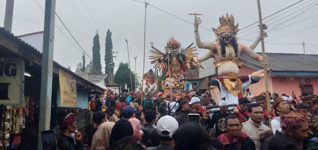 Memperingati Hari Raya Nyepi, Warga Tosari Pawai Ogoh-ogoh