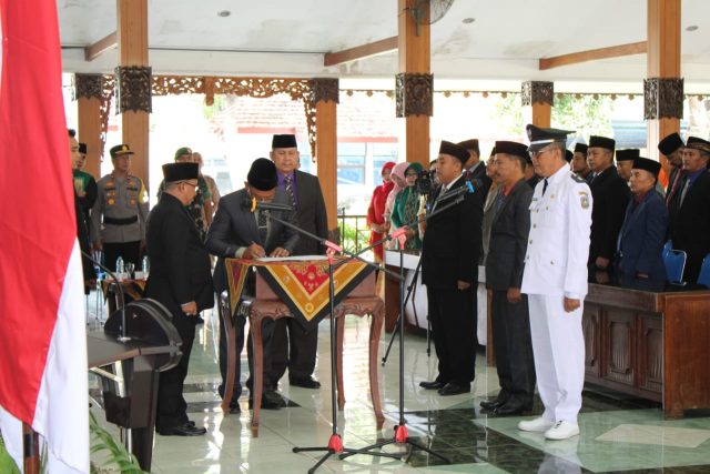 Segarkan Birokrasi, Bupati Lantik Ratusan Pejabat Pemkab Situbondo