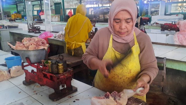 Jelang Ramadhan, Harga Daging di Pasar Induk Situbondo Naik dan Harga Cabai Turun