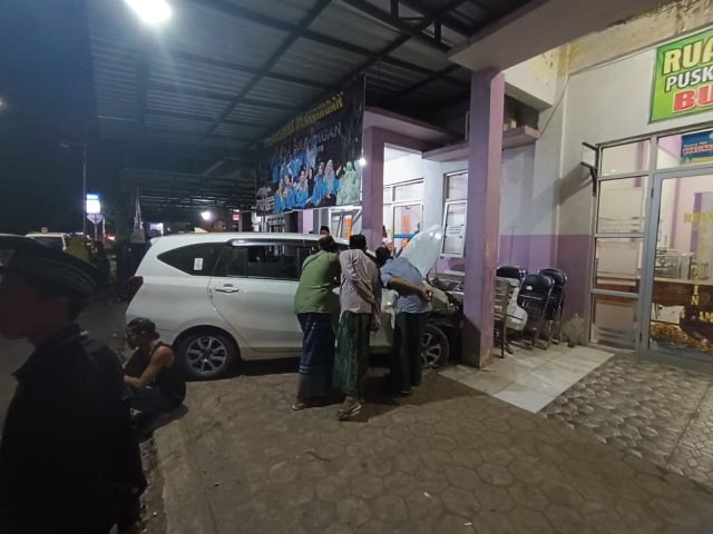 Mobil Sigra Tabrak Ruang UGD Puskesmas di Situbondo, Ibu Hamil Nyaris Jadi Korban