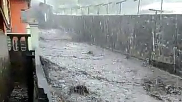 Diguyur Hujan Deras, Jalanan Tretes Pasuruan Jadi Sungai Dadakan