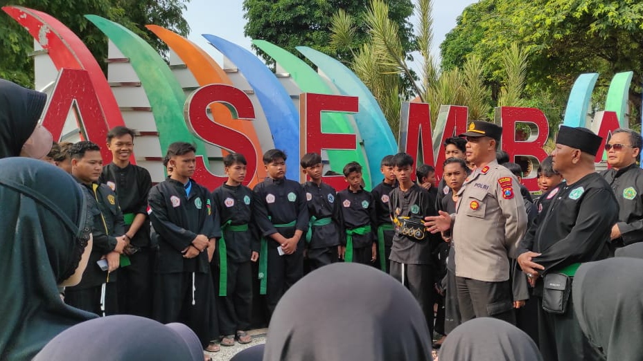 Antisipasi Bentrokan, Polisi di Situbondo Kawal Ratusan Pendekar Pagar Nusa
