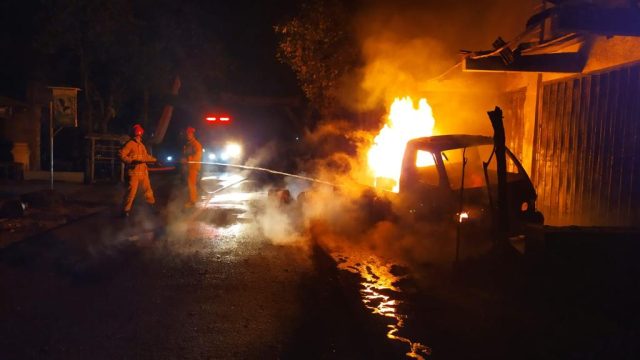 Mobil Pick Up Muat Belasan Drum BBM di Jember Terbakar