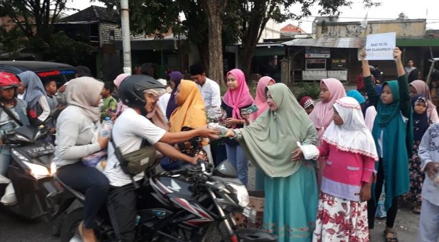 Pemkot Surabaya Larang Bagi Takjil Pakai Kresek, Langgar Kena Sanksi