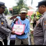 Polsek Suboh Situbondo Bagi Ratusan Paket Sembako