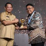 Wali Kota Blitar Terima Penghargaan UHC dari Wakil Presiden