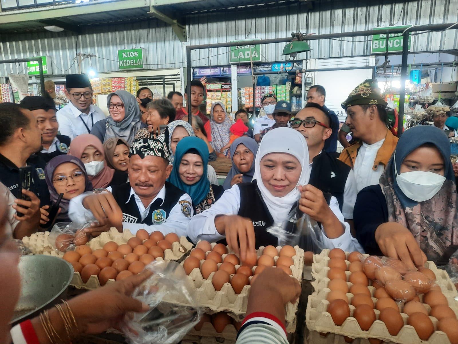 Sidak Pasar Tradisional, Gubernur Khofifah Borong Sembako di Situbondo