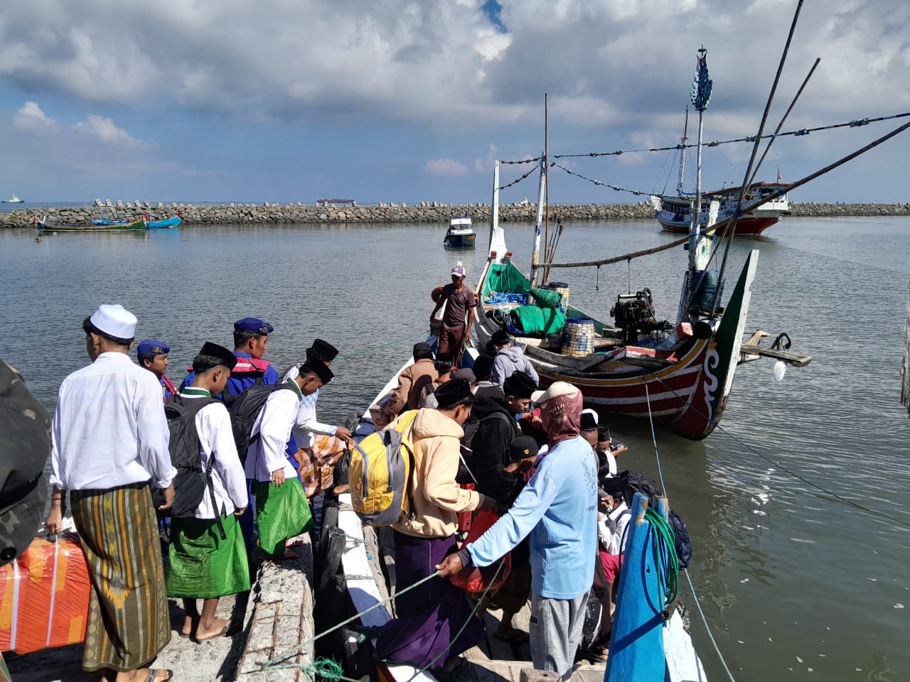 Ratusan Santri di Situbondo Mudik Menggunakan Kapal Kayu Motor 