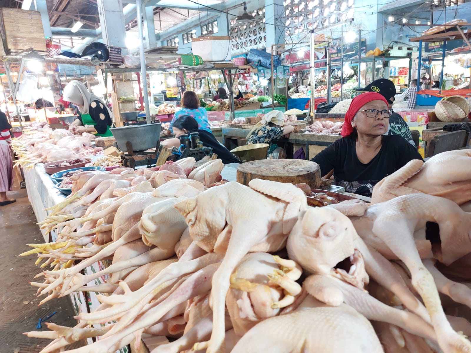 Jelang Lebaran, Harga Daging Ayam dan Tomat Melonjak