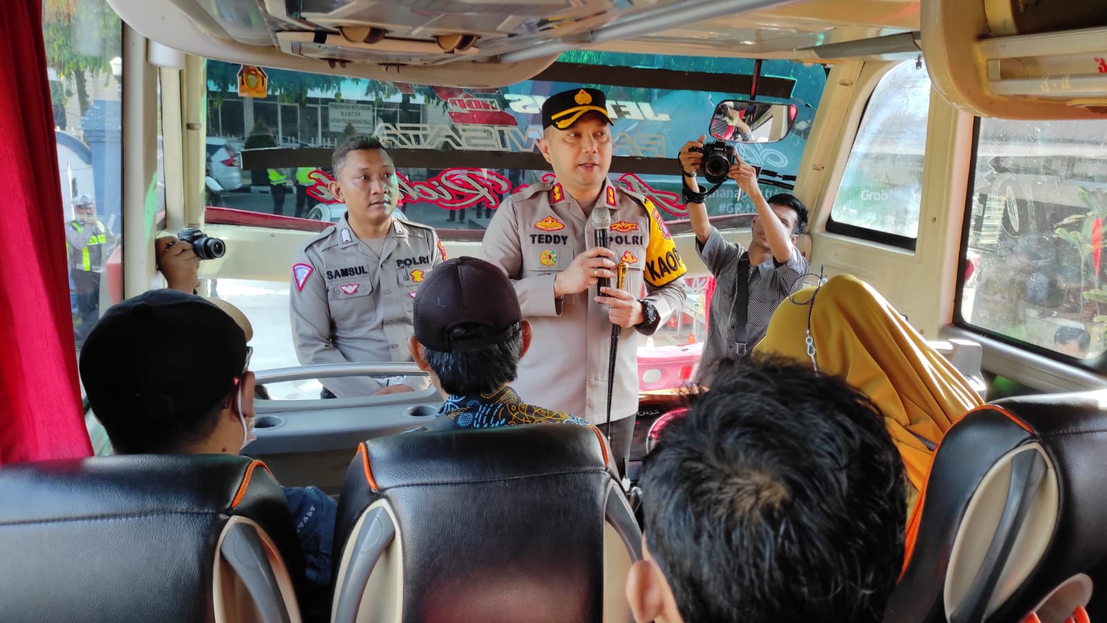 Polres Kediri Kota Bantu Warga Balik ke Jakarta dengan Bus Gratis