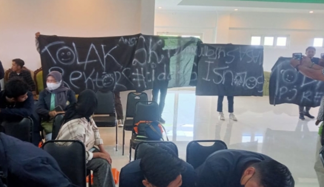 Pelantikan PJ Rektor Universitas Islam Lamongan Didemo Mahasiswa