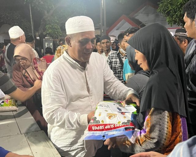 Ramadan Berkah, Owner RS Mitra Sehat Situbondo Bagi Ribuan Paket Sembako 