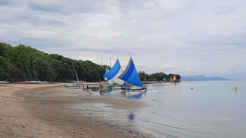 Libur Lebaran, Wisata Bahari Pasir Putih Situbondo Dipadati Pengunjung 