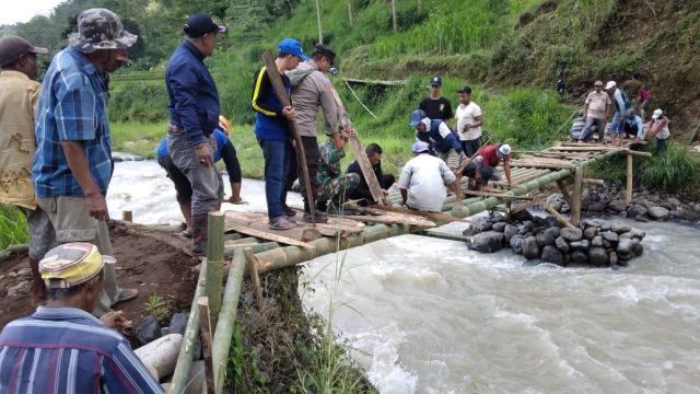 Jalan Desa Tertutup Material Longsor, Ratusan KK di Situbondo Terancam Terisolir 