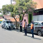 Dishub dan Polisi di Pasuruan Sosialiasi ke Pemilik Mobil Terparkir di Trotoar