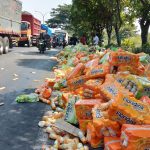 Bak Truk Jebol, Muatan Tumpah di Jalan Raya Pasuruan