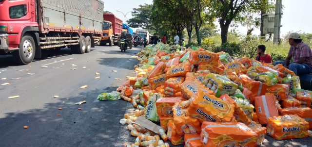 Bak Truk Jebol, Muatan Tumpah di Jalan Raya Pasuruan