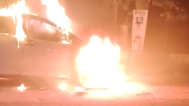 Kap Mesin Keluar Api, Mobil Kijang Innova Terbakar di Jember