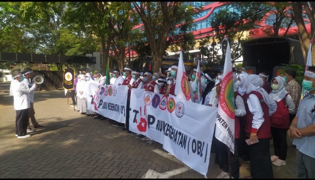 Tolak RUU Kesehatan Omnibus Law, Puluhan Nakes Demo Didepan DPRD Pasuruan