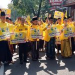 Bacaleg Partai Golkar Kota Pasuruan Daftar ke KPU Pakai Becak, Optimis 10 Kursi