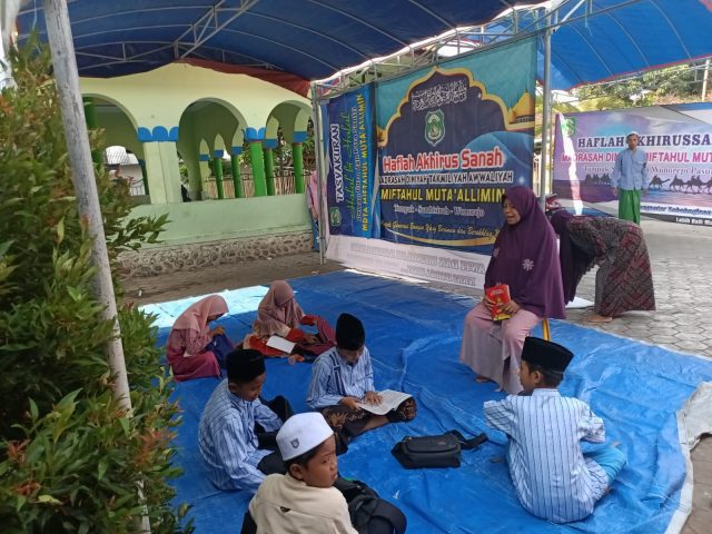 Pasca Gedungnya Terbakar, Murid Madrasah Pasuruan Belajar di Bawah Tenda