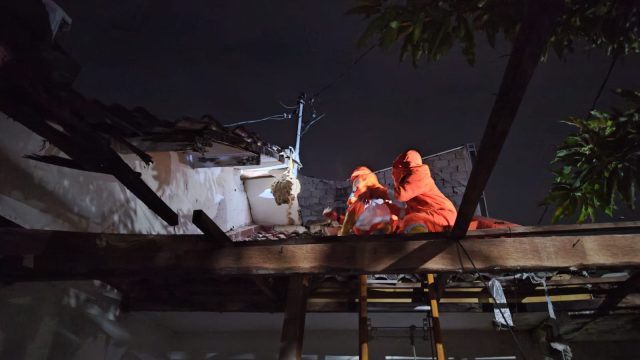 BPBD Kota Pasuruan Evakuasi Tawon Vespa yang Bersarang di Rumah Warga