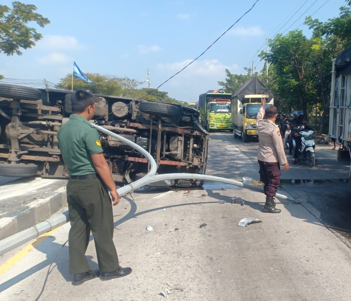 Mobil Pengangkut Uang untuk Isi Atm Bank di Lamongan Terguling