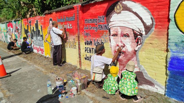 Seniman Jalanan Kediri Lakukan Aksi Coret Dinding