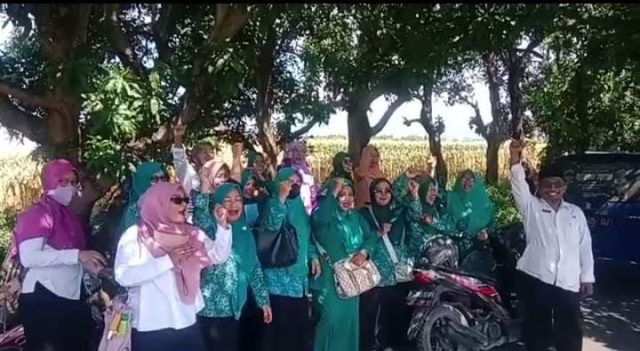 Dukung Penutupan Lokalisasi, Ibu-ibu  PKK Situbondo Bersalawat di Sawah 