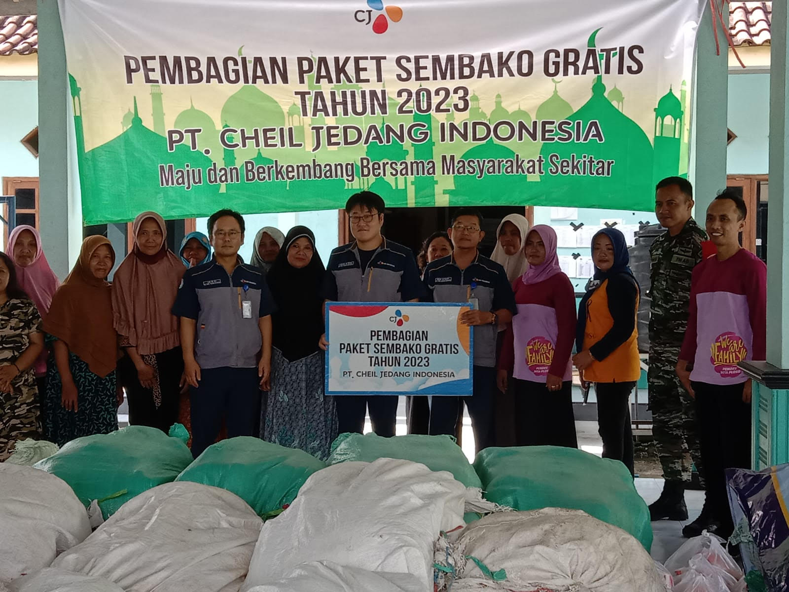 Jelang Idul Fitri PT CJI Ploso Jombang, Bagi Sembako ke Warga