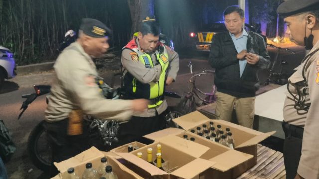 Grebek Warung, Polsek Mojoroto Kota Kediri Amankan Puluhan Botol Miras