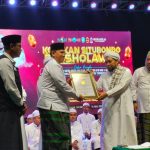 Pengasuh Ponpes Salafiyah Syafi’iyah Sukorejo Situbondo dan Bupati Karna, Peroleh Penghargaan MURI 