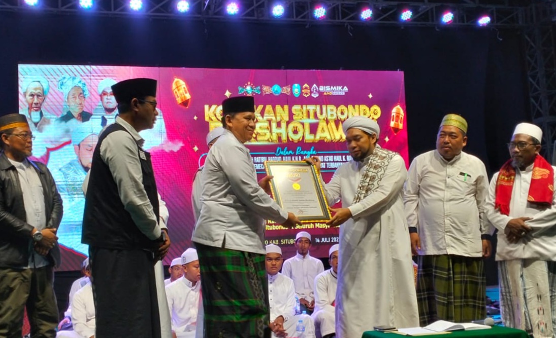 Pengasuh Ponpes Salafiyah Syafi’iyah Sukorejo Situbondo dan Bupati Karna, Peroleh Penghargaan MURI 