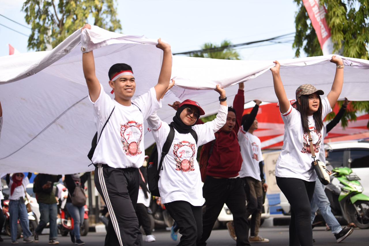 Sambut HUT ke-78 RI, Ratusan Pemuda di Kediri Kirab Bendera Putih Raksasa