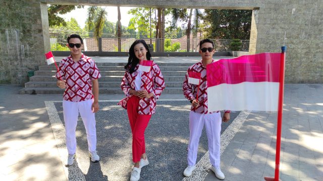 Tumbuhkan Semangat Nasionalisme, Tiga Mahasiswa di Kediri Bagikan Bendera Merah Putih