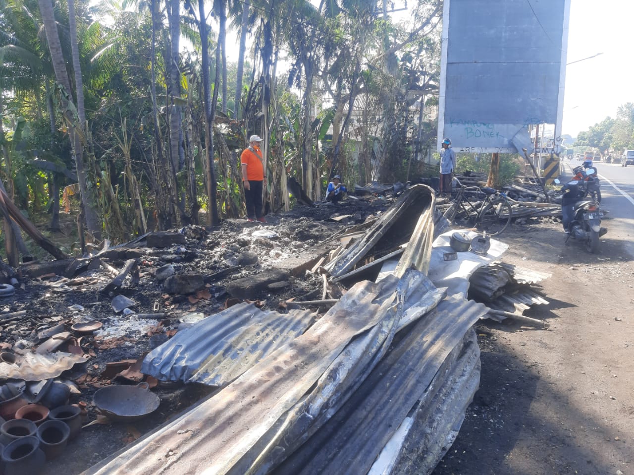 Stand Kerajinan Tanah Liat di Situbondo Hangus Terbakar