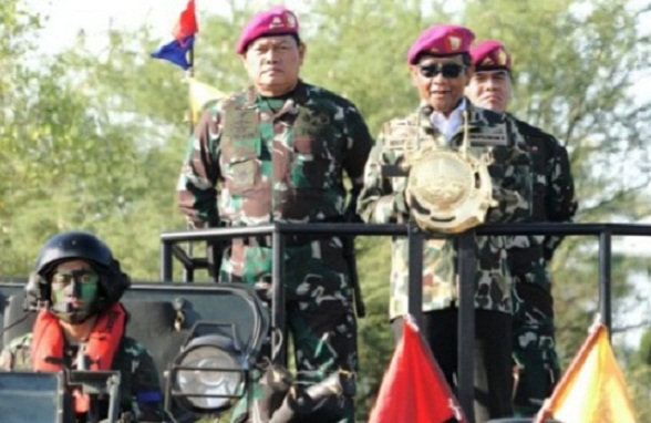 Tinjau Latgab di Situbondo, Mahfud MD Dinobatkan sebagai Warga Kehormatan TNI AL