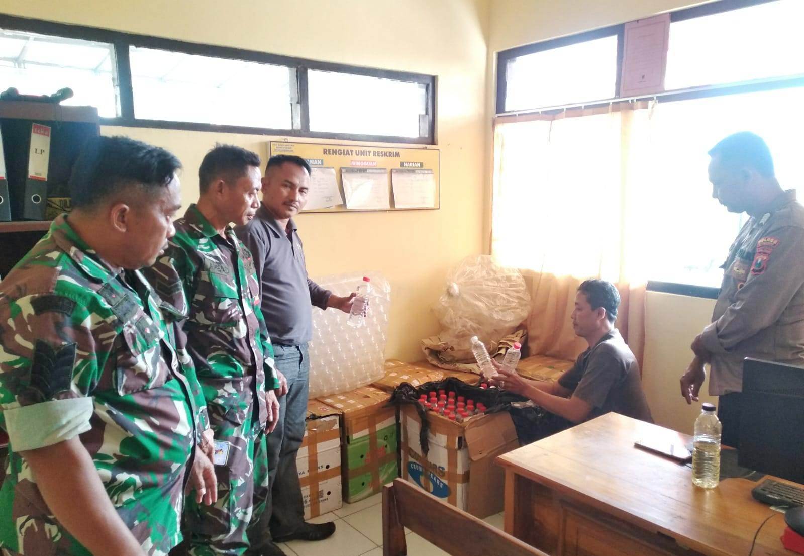 Patroli Kamtibmas, Petugas Gabungan di Situbondo Amankan 639 Botol Miras 