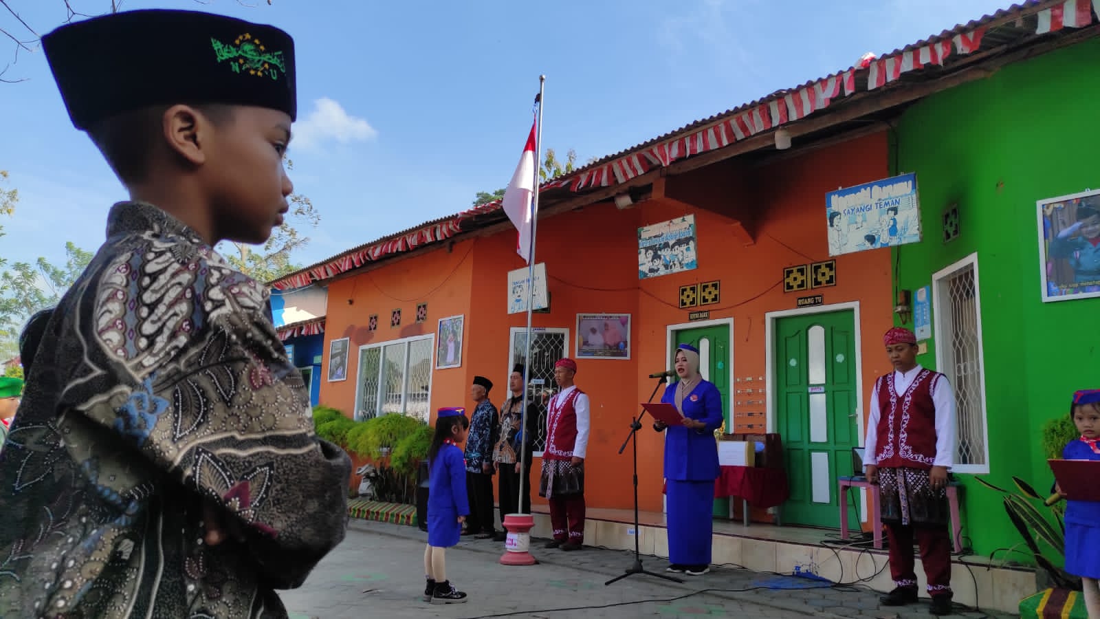 Peringati HUT RI Puluhan Anak PAUD di Kediri Gelar Upacara Berpakaian Adat