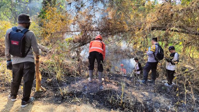 Petugas Gabungan Polres Kediri Kota Padamkan Karhutla di Lereng Gunung Klotok