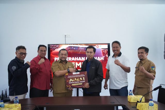 Bupati Kediri Berikan Hadiah kepada Pemenang Sayembara Nama Stadion