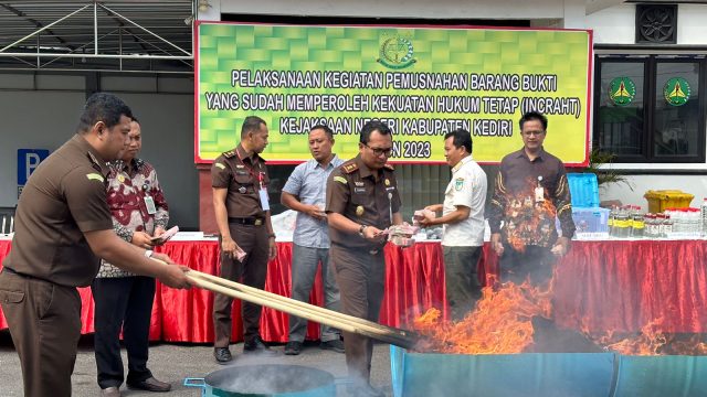 Kejaksaan Negeri Kabupaten Kediri Musnahkan Ribuan Lembar Uang Palsu dan Narkoba