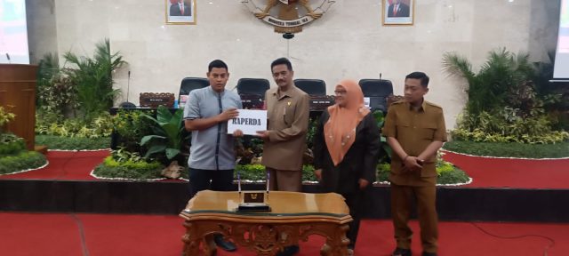 DPRD Kota Kediri Tetapkan Raperda PAPBD Menjadi Perda